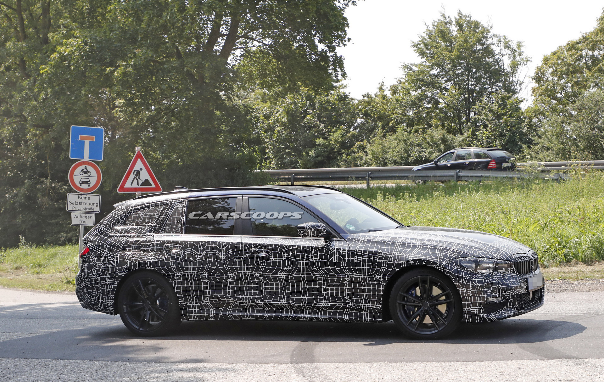 bmw-3series-touring-spy-shots-tight-camo-4 2019 BMW 3-Series Touring Spied Looking Like A Little 5er (New Photos)