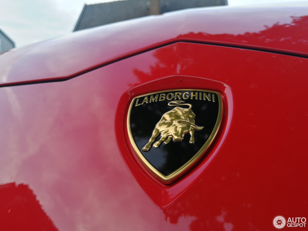 lambo-urus-looks-wicked-in-red-10 Here’s Proof That The Lamborghini Urus Can Pull Off A Ferrari-Red Impression