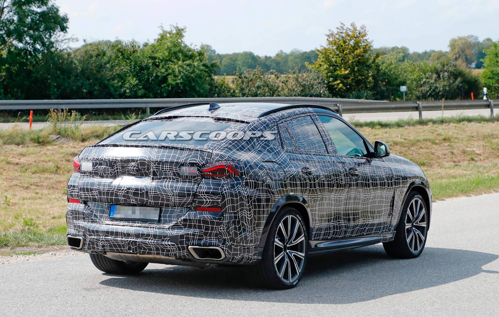 2020-BMW-X6-spy-shots-11 2020 BMW X6 Spied Next To New X4 Suffering From Russian Doll Syndrome
