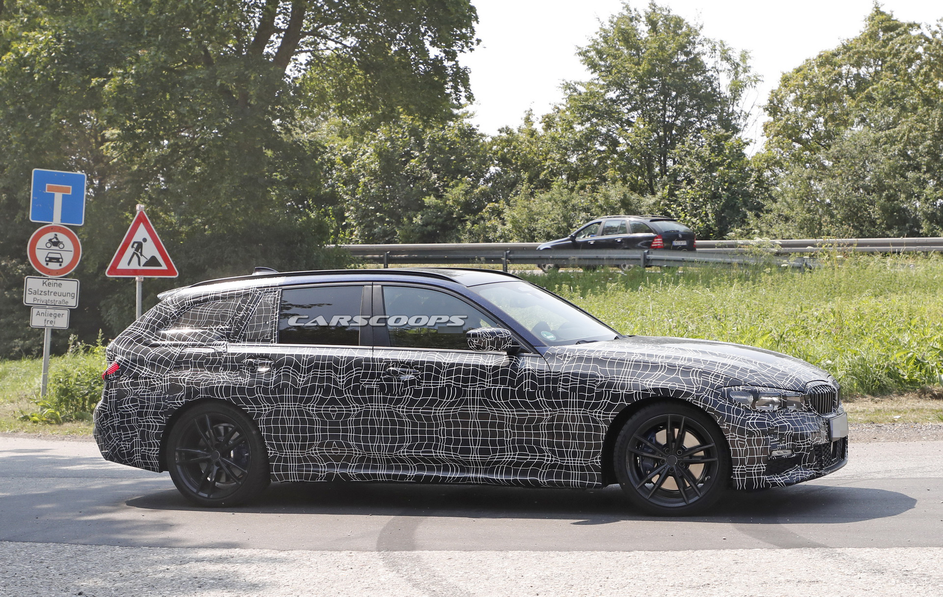 bmw-3series-touring-spy-shots-tight-camo-5 2019 BMW 3-Series Touring Spied Looking Like A Little 5er (New Photos)
