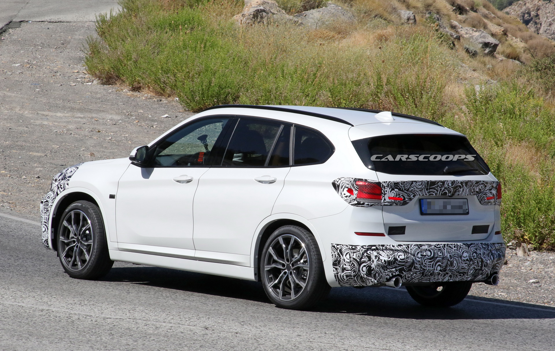 2019-bmw-x1-new-spy-shots-8 Refreshed BMW X1 Getting Larger Infotainment Display, New Shifter