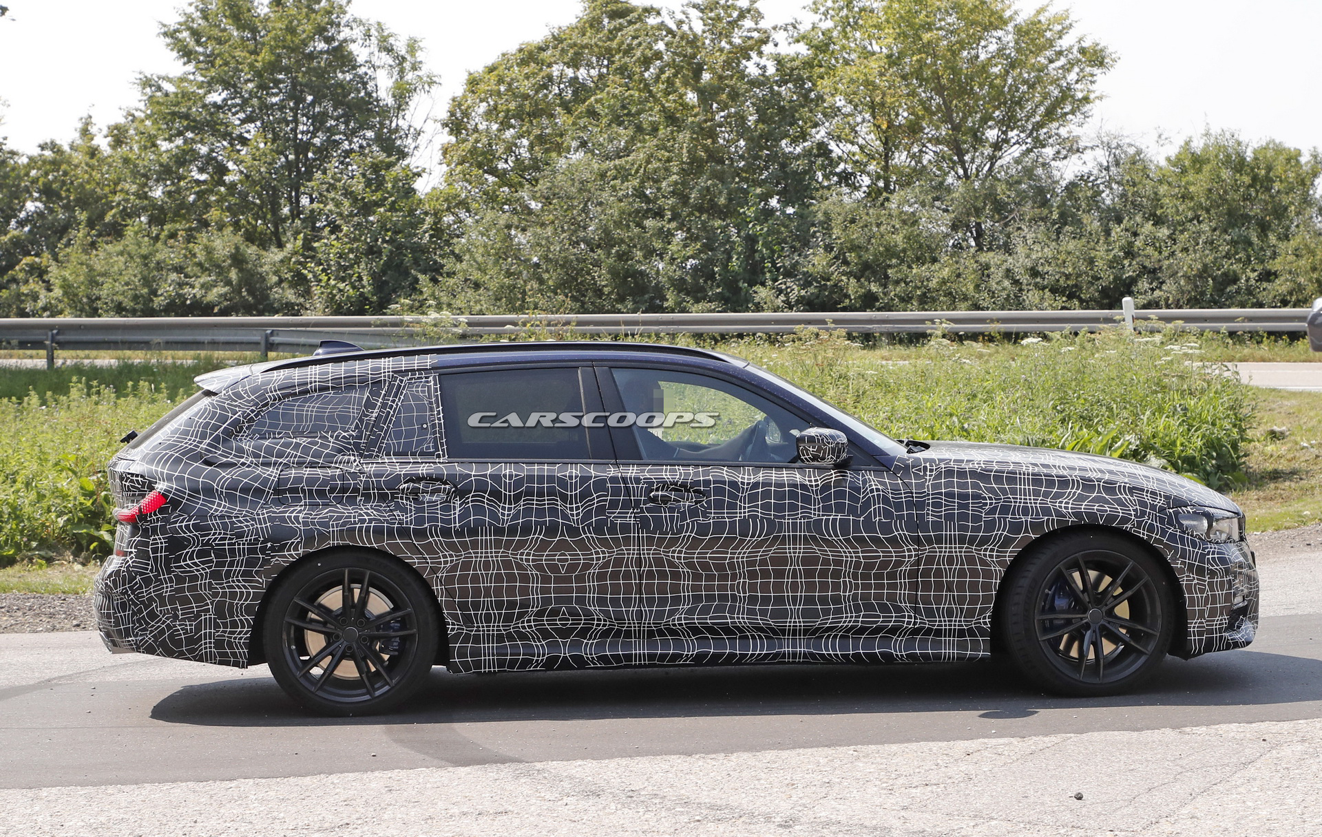 bmw-3series-touring-spy-shots-tight-camo-6 2019 BMW 3-Series Touring Spied Looking Like A Little 5er (New Photos)