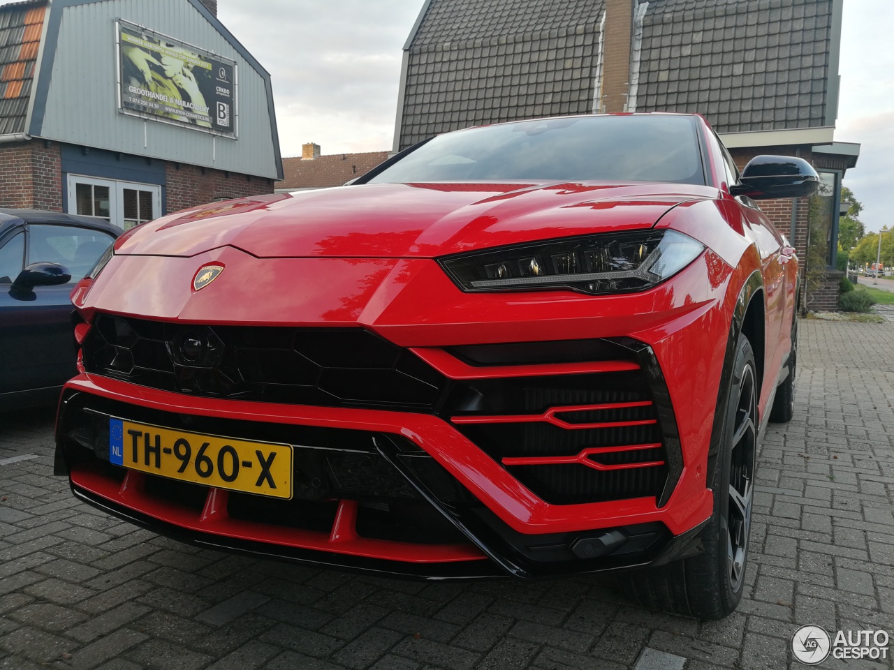 lambo-urus-looks-wicked-in-red-9 Here’s Proof That The Lamborghini Urus Can Pull Off A Ferrari-Red Impression