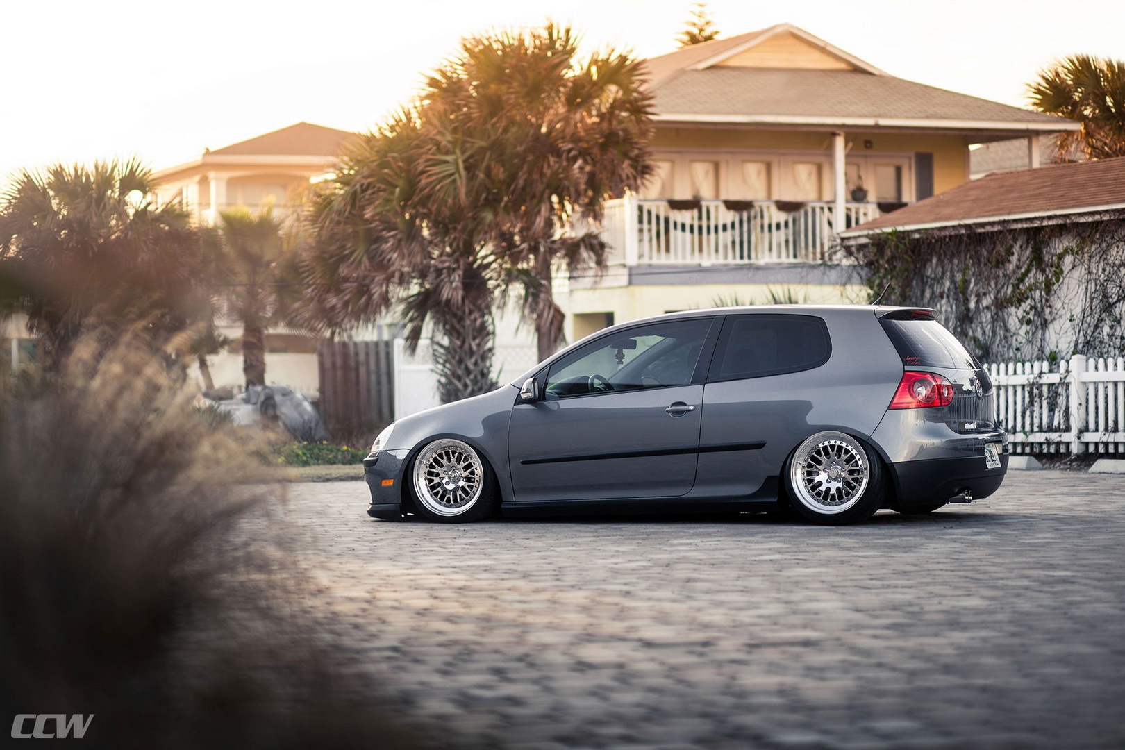 vw-golf-mk5-tuning-wheels-4 Slammed VW Golf Mk5 On Custom Wheels Just Doesn’t Work
