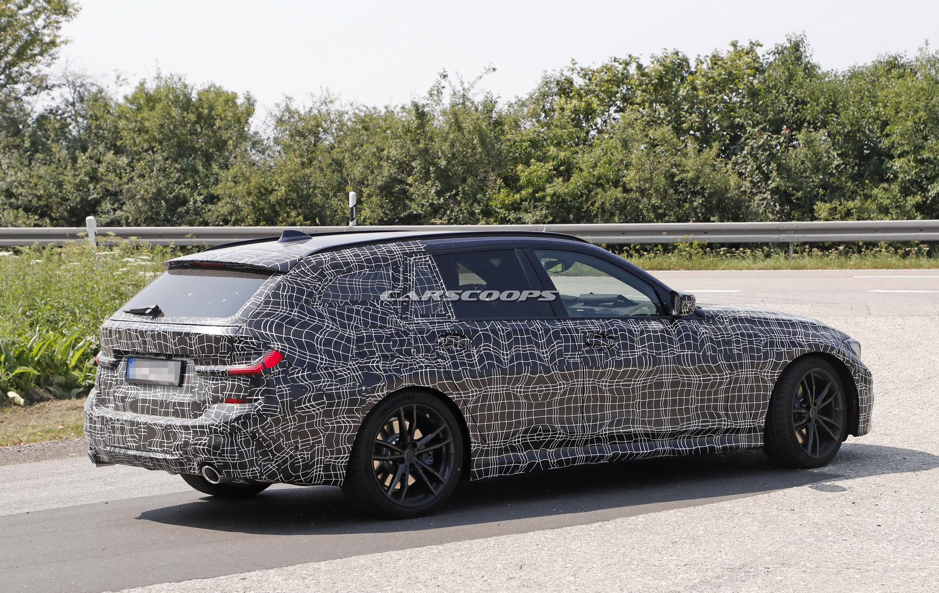 bmw-3series-touring-spy-shots-tight-camo-8 2019 BMW 3-Series Touring Spied Looking Like A Little 5er (New Photos)