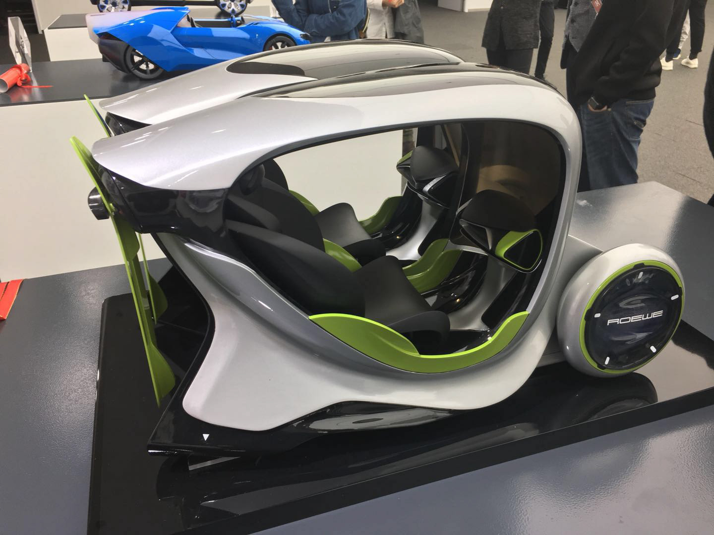 Roewe-I-Unit-30 Futuristic City Vehicle Is Actually Two Independent Pods That Can Merge Or Decouple