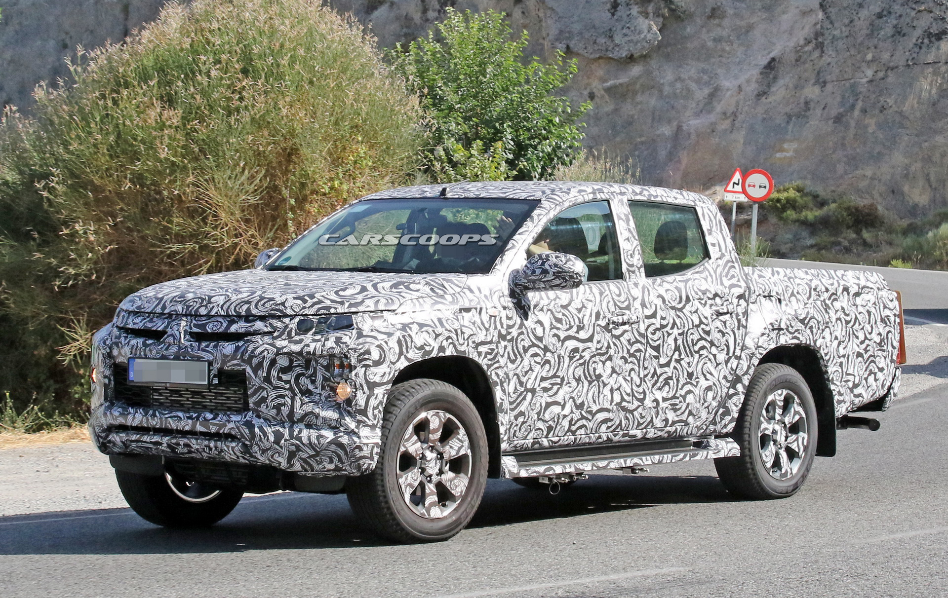 2019-mitsubishi-l200-facelift-spy-6 New Mitsubishi L200 Pickup Truck To Be Revealed On November 9