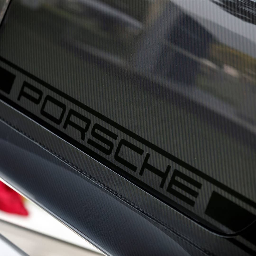 Gunther-Werks-400R-CarbonFiber-07 Nothing To See Here, Just A Glorious Naked-Carbon Porsche 993 Body By Gunther Werks