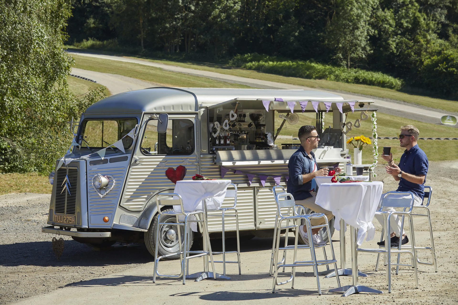 citroen-gives-couples-blind-dates-18 Citroen Takes Three Couples On Blind Dates In A Rally Stage