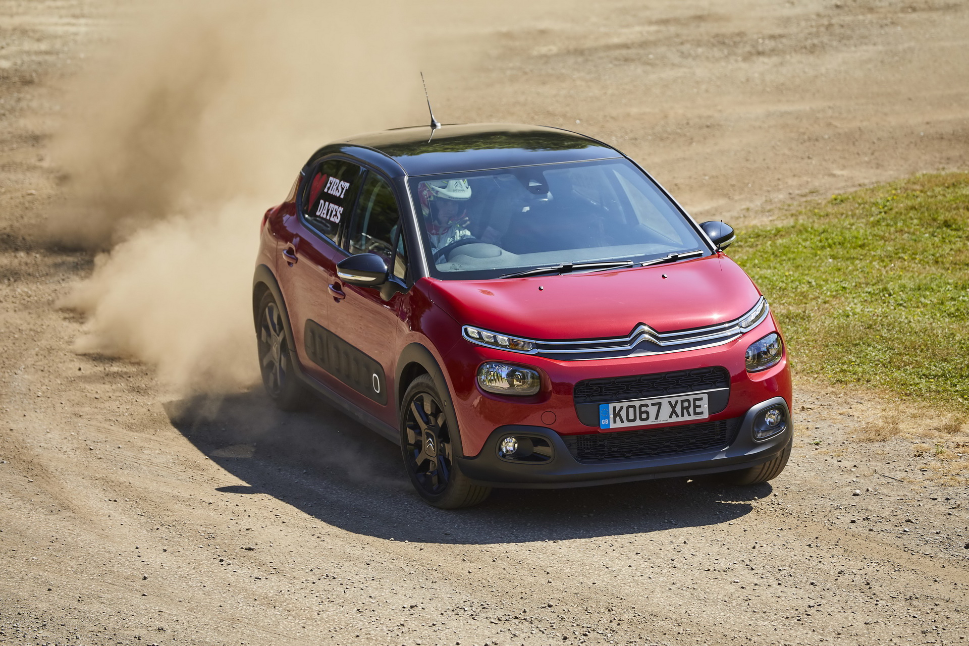 citroen-gives-couples-blind-dates-6 Citroen Takes Three Couples On Blind Dates In A Rally Stage