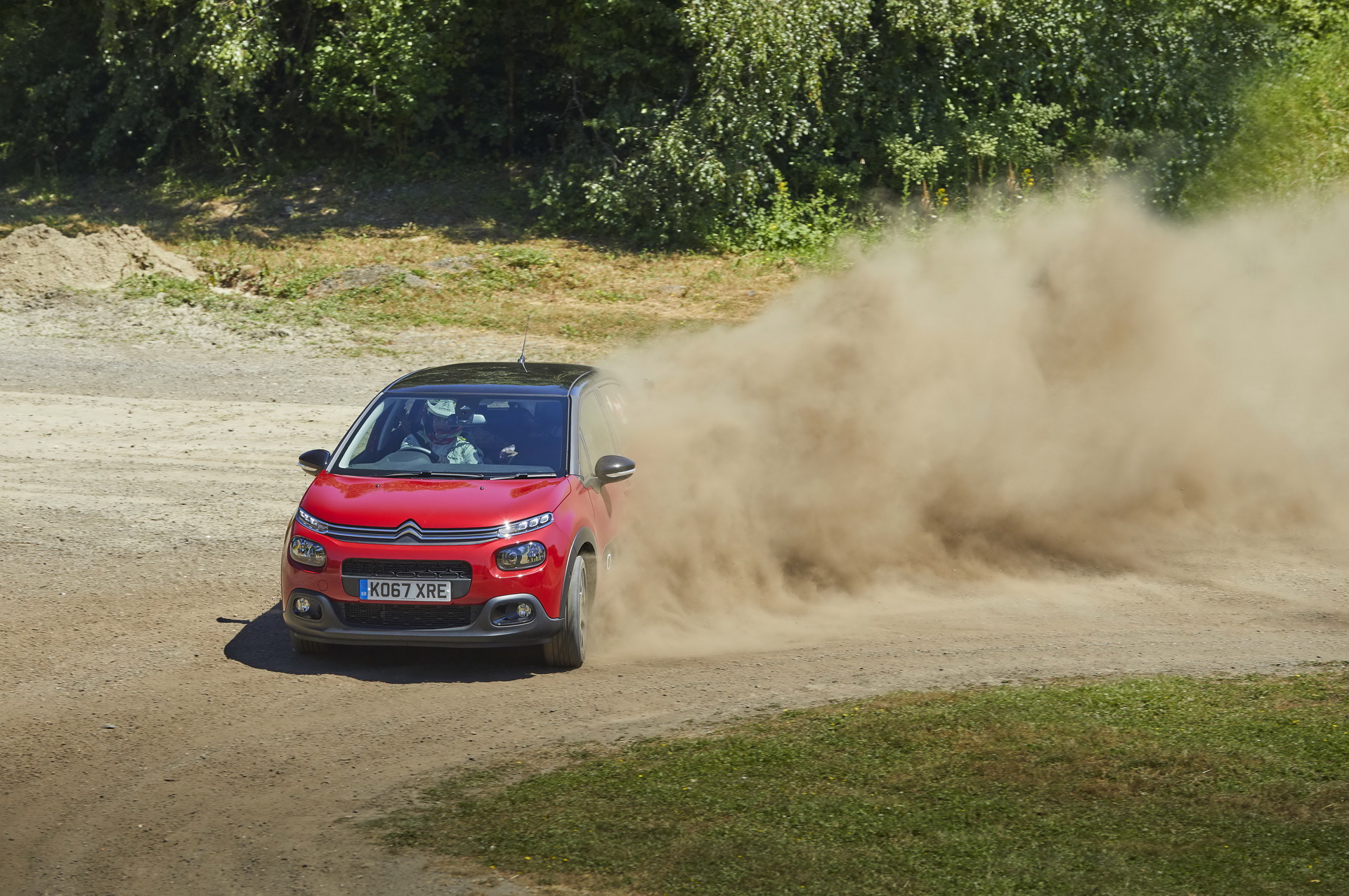 citroen-gives-couples-blind-dates-7 Citroen Takes Three Couples On Blind Dates In A Rally Stage