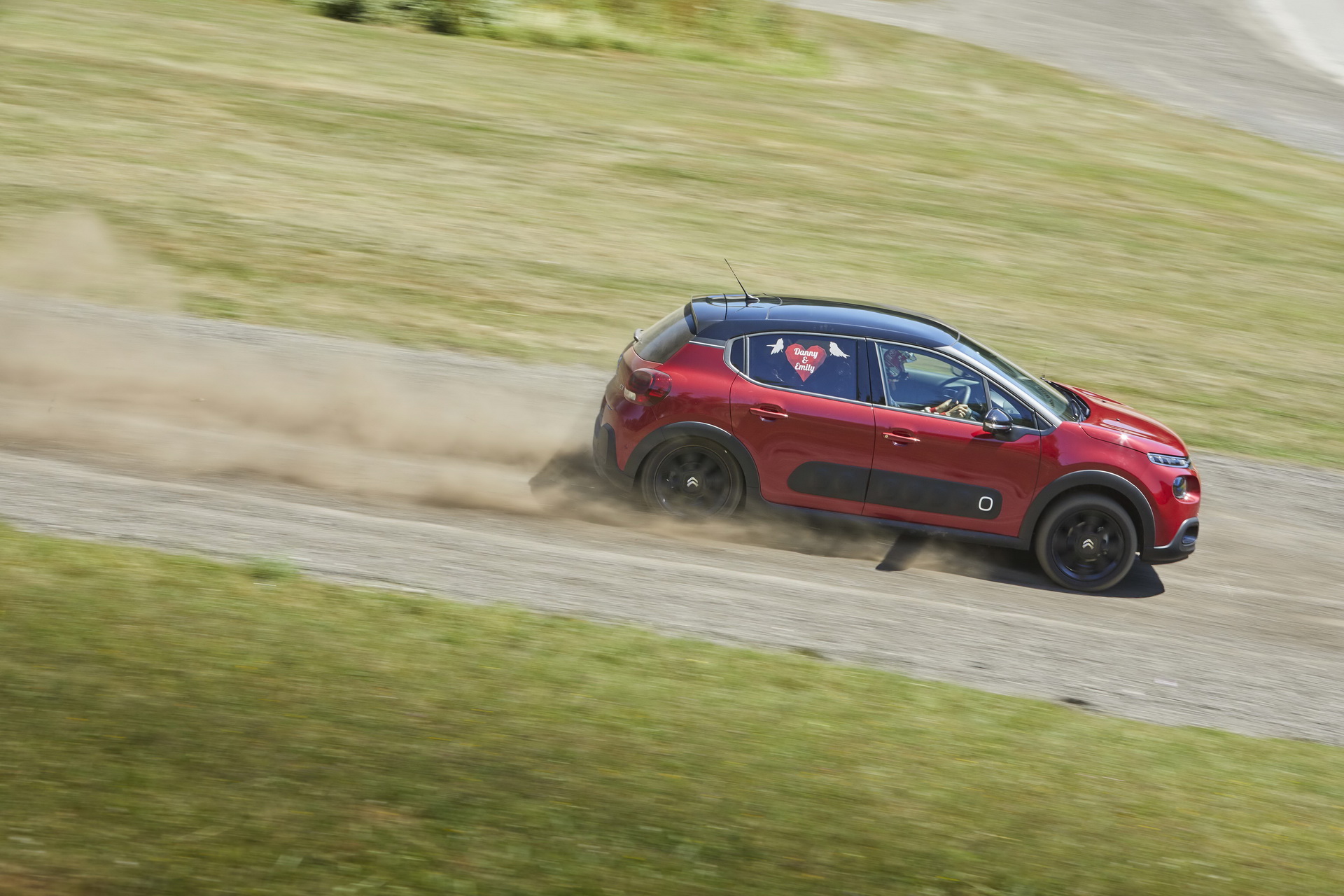 citroen-gives-couples-blind-dates-8 Citroen Takes Three Couples On Blind Dates In A Rally Stage