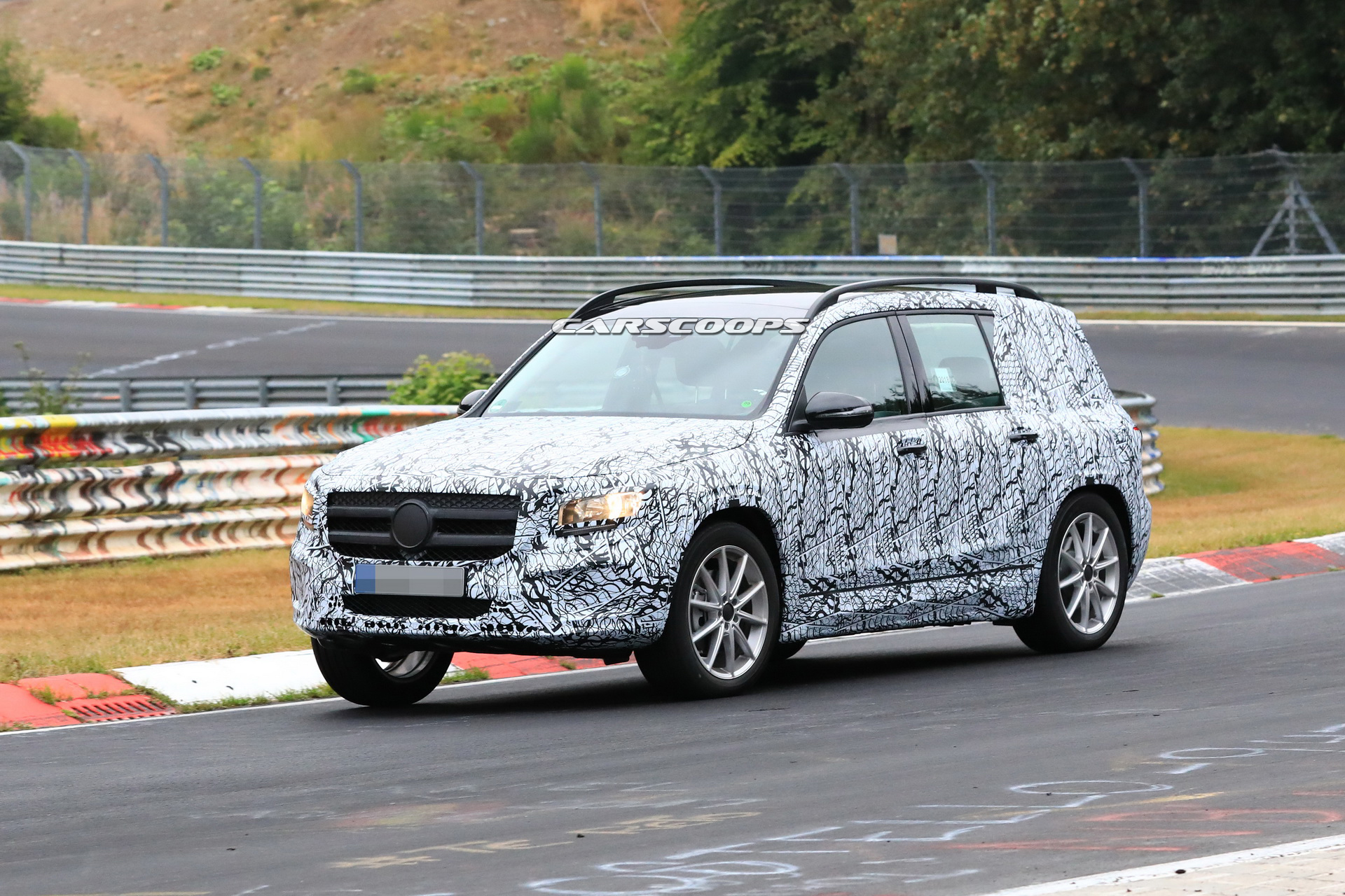 Mercedes-GLB-Scoop-11 2019 Mercedes GLB Sheds More Camo, Shows Off Its Boxy Lines