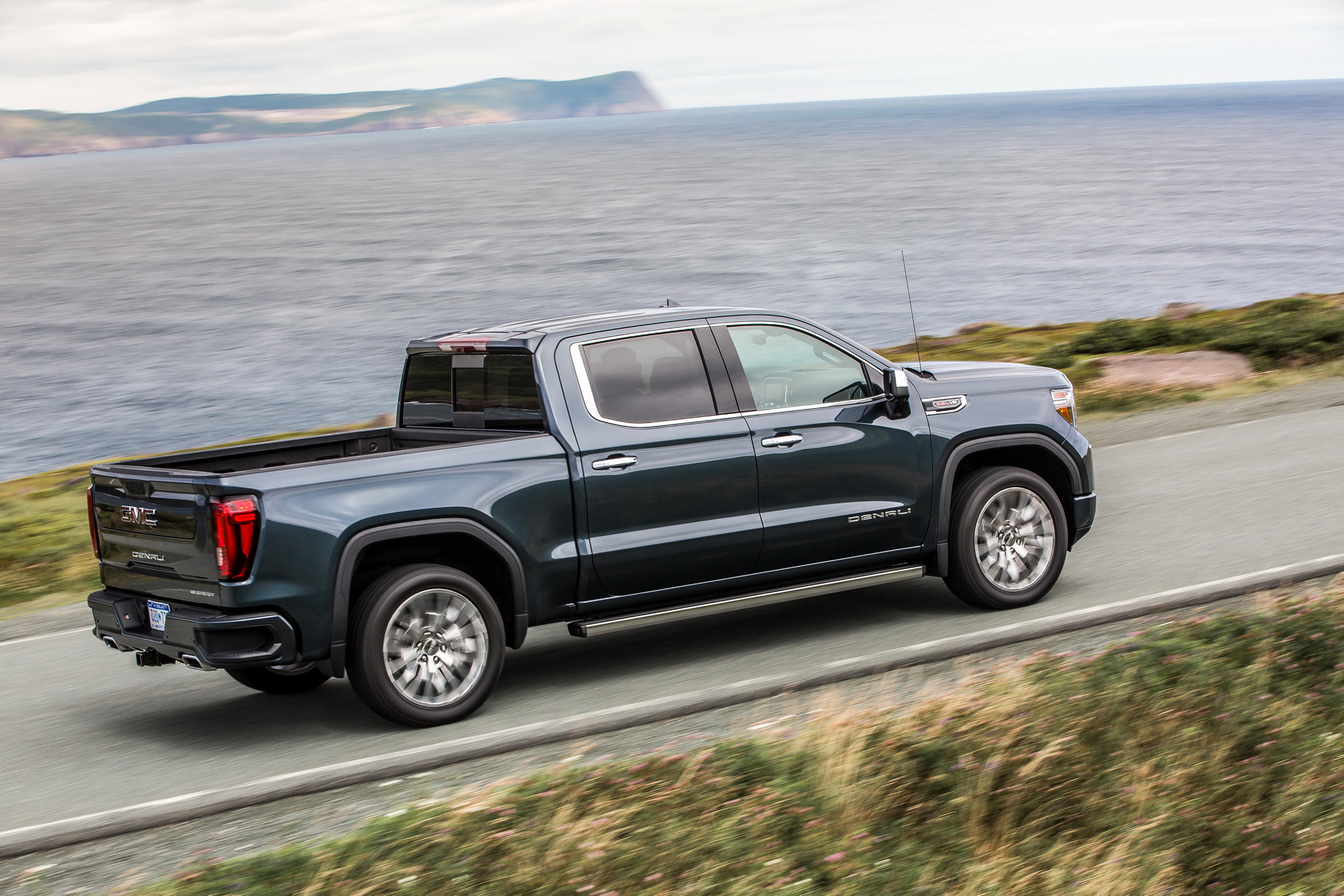 2019-GMC-Sierra-Denali-06 2019 GMC Sierra Denali Is A Tough-Looking Luxury Truck With A Carbon Fiber Bed