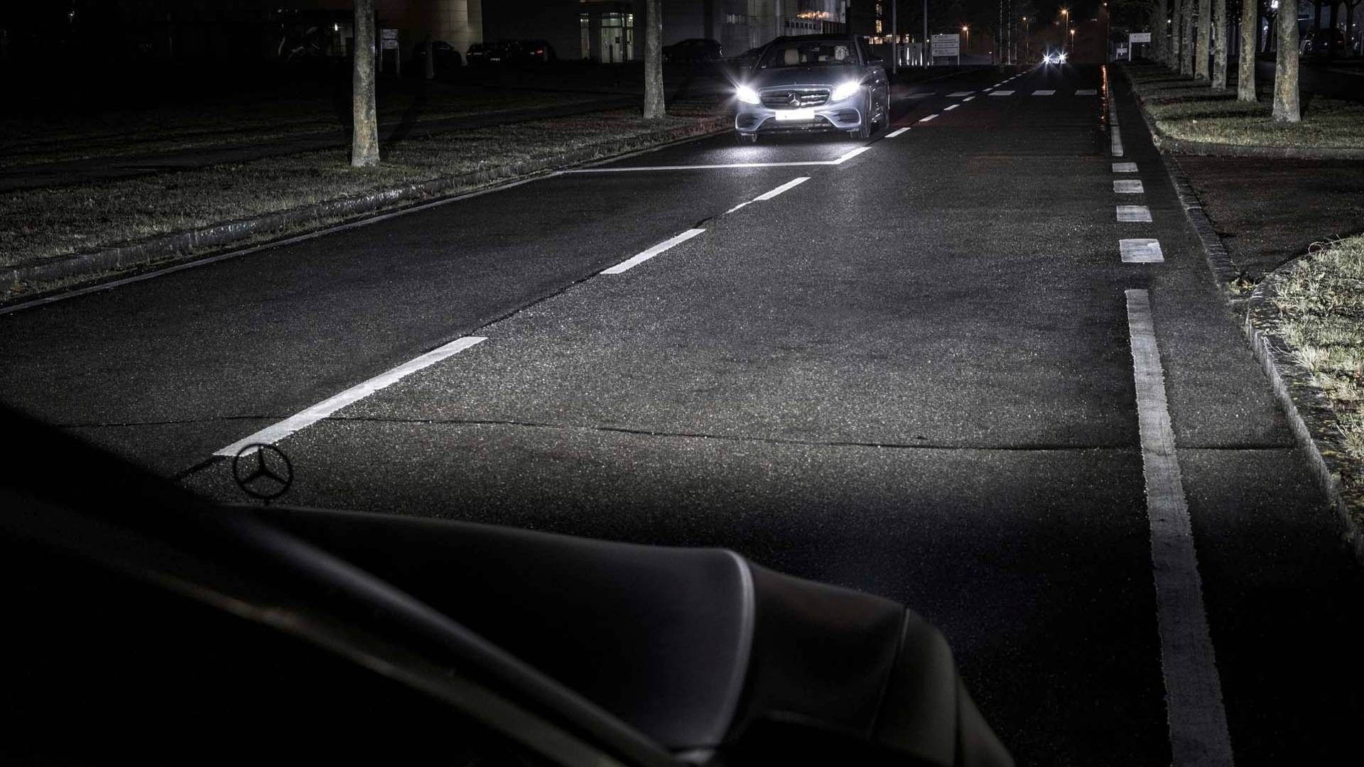 Mercedes-Benz-Digital-Light-4 Don’t Speak; Just Let Your New Merc’s Headlights Do All The Talking