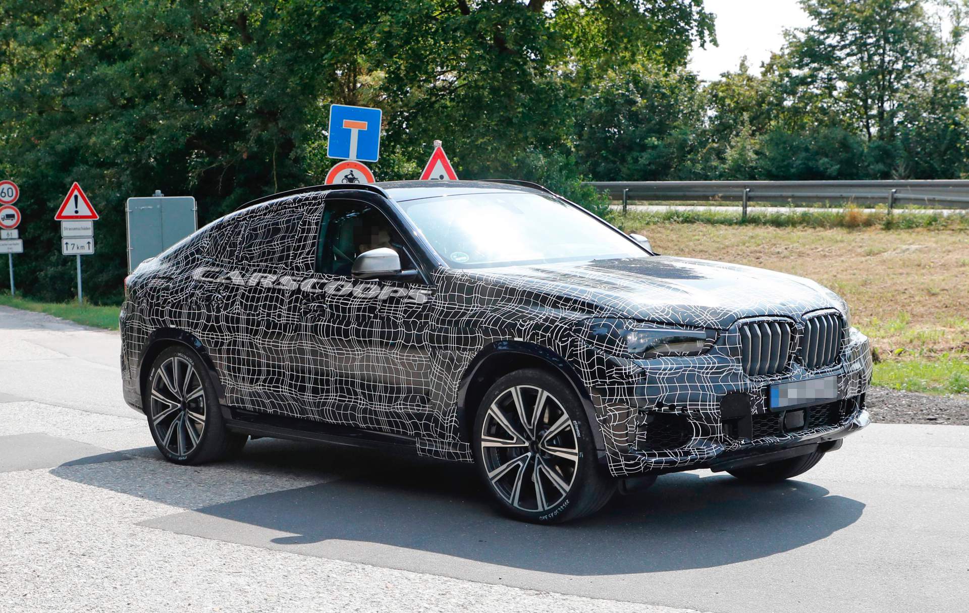 2020-BMW-X6-spy-shots-5 2020 BMW X6 Spied Next To New X4 Suffering From Russian Doll Syndrome