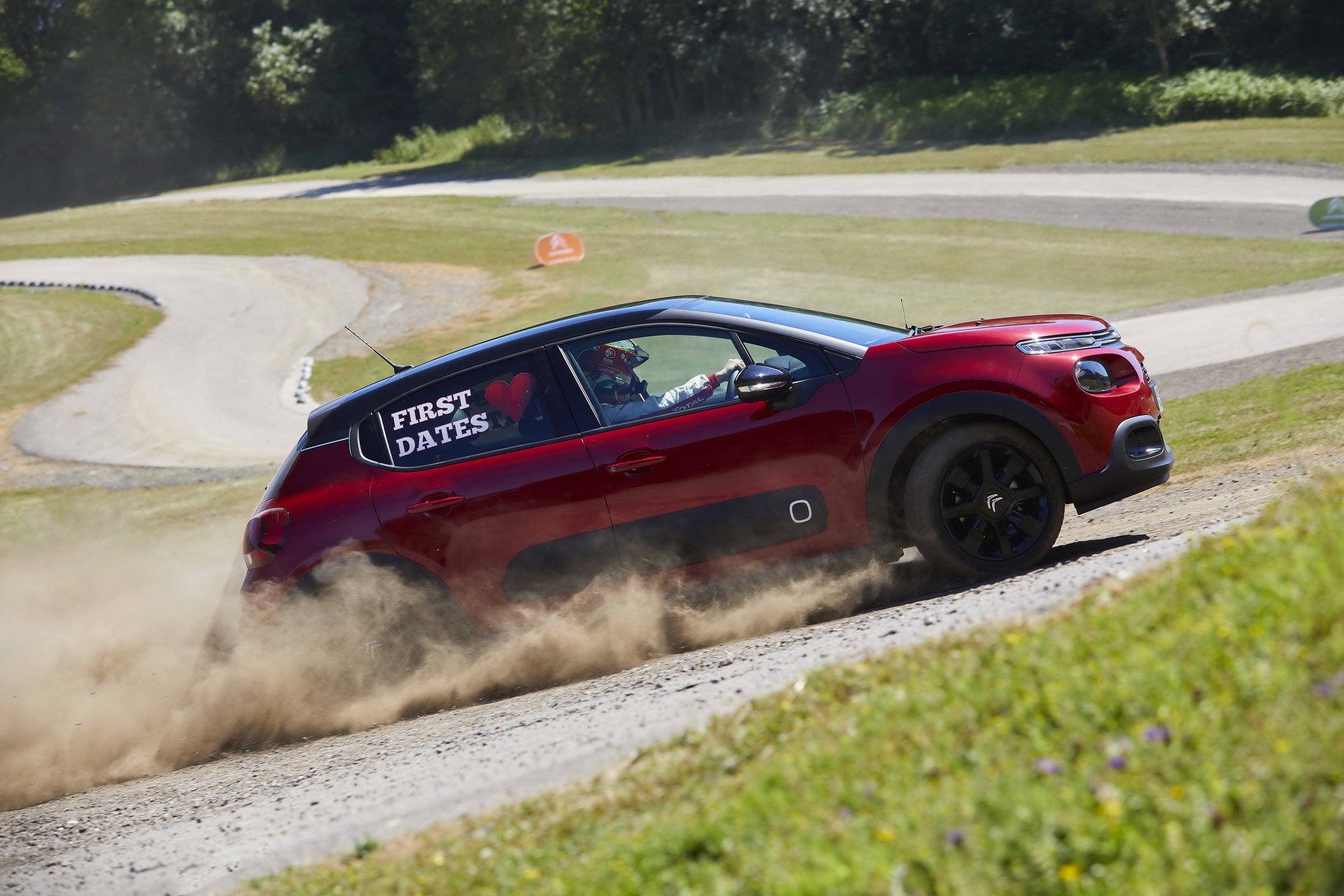 citroen-gives-couples-blind-dates-2 Citroen Takes Three Couples On Blind Dates In A Rally Stage