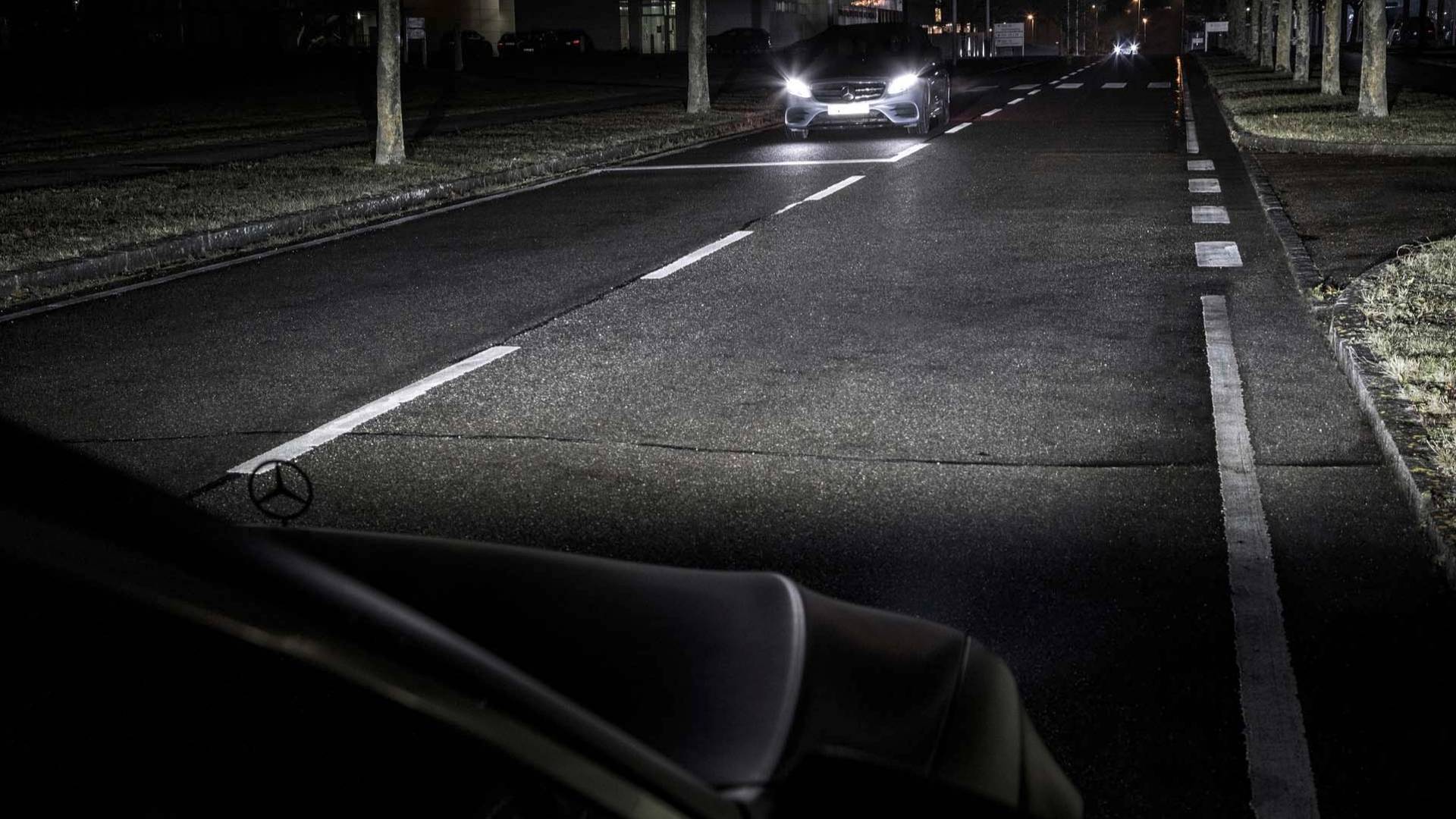 Mercedes-Benz-Digital-Light-5 Don’t Speak; Just Let Your New Merc’s Headlights Do All The Talking