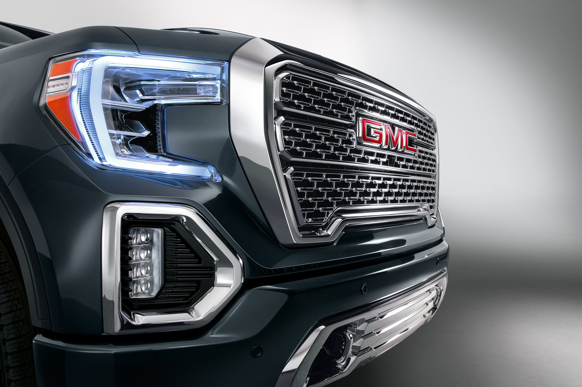 2019-GMC-Sierra-Denali-04 2019 GMC Sierra Denali Is A Tough-Looking Luxury Truck With A Carbon Fiber Bed