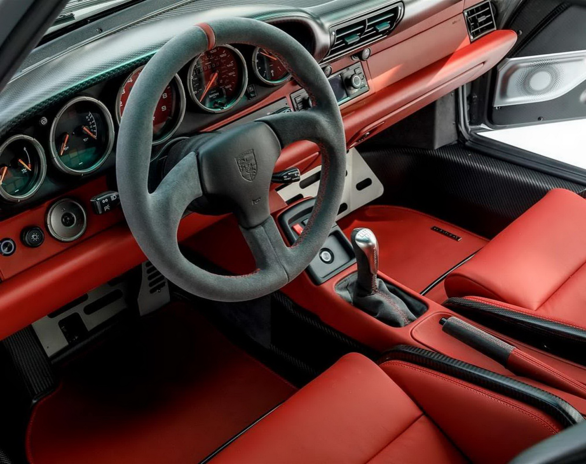 Gunther-Werks-Porsche-911-09 Nothing To See Here, Just A Glorious Naked-Carbon Porsche 993 Body By Gunther Werks