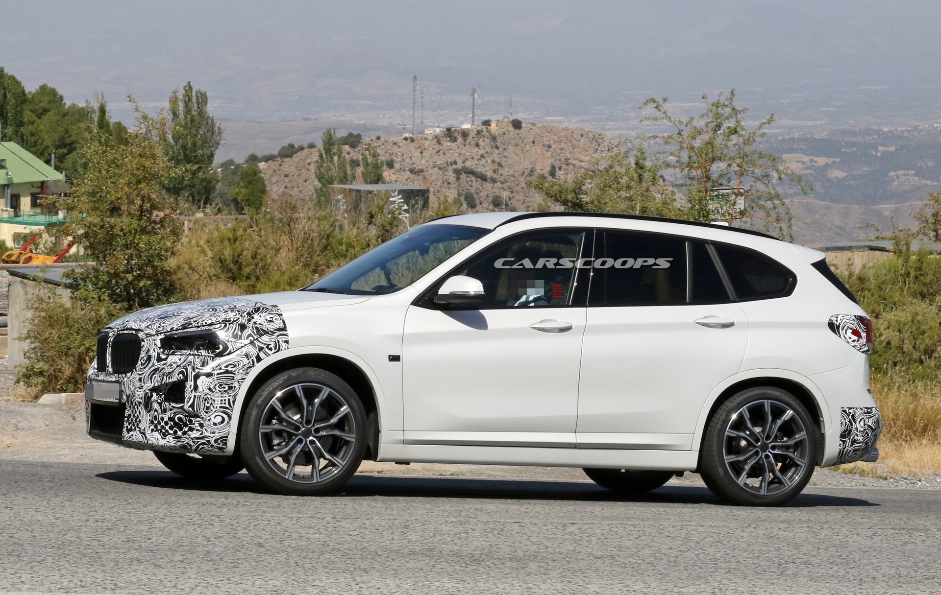 2019-bmw-x1-new-spy-shots-5 Refreshed BMW X1 Getting Larger Infotainment Display, New Shifter