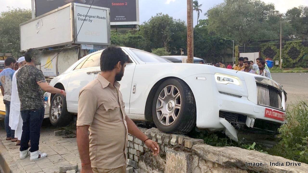 2018-rolls-royce-phantom-ghost-crash-india-mumbai-1 Indian Driver Crashes Rolls-Royce Ghost Before Even Getting Its Plates