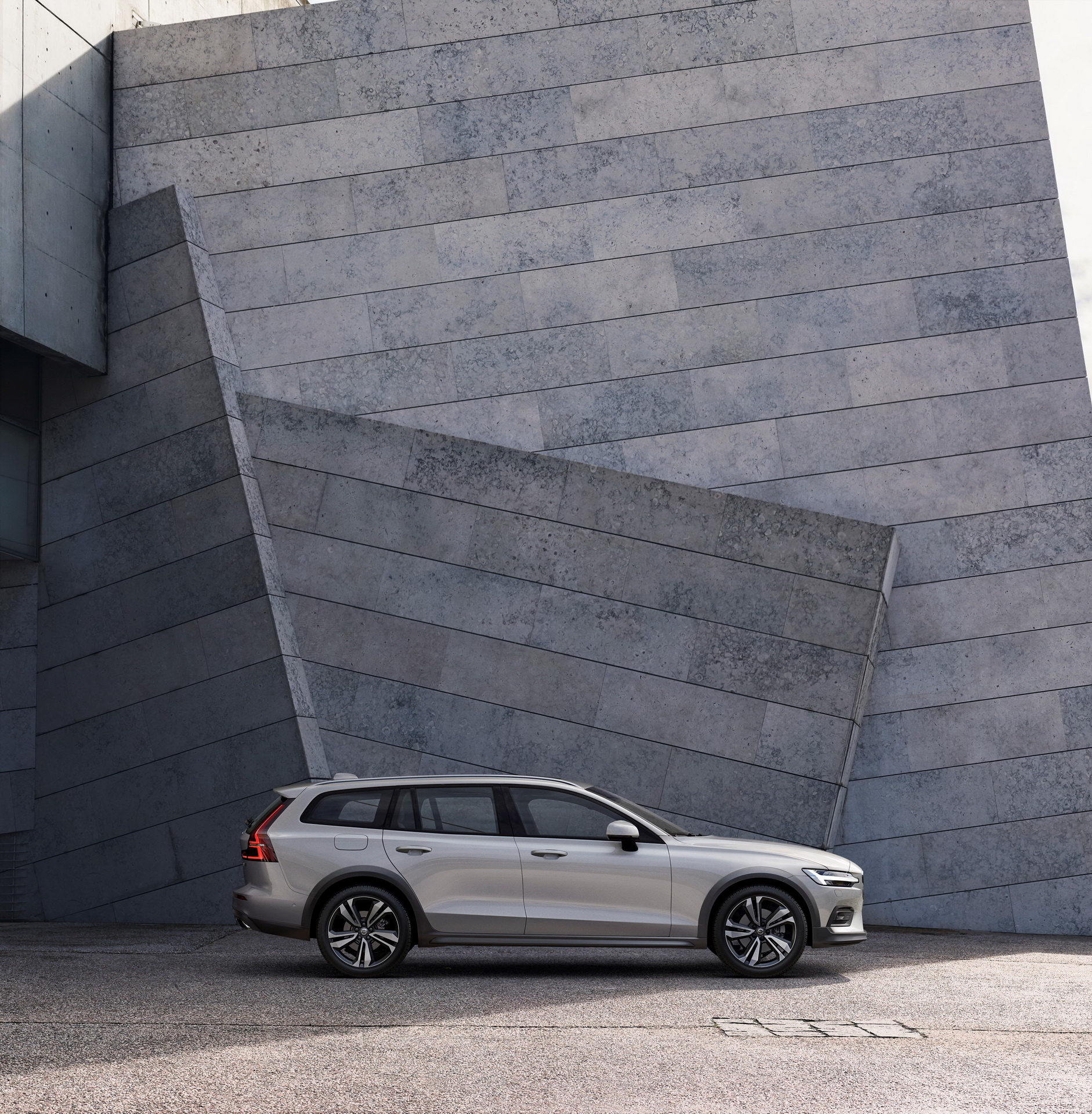 volvo-v60-cross-country-all-new-unveiled-5 Volvo’s All-New V60 Cross Country Ready To Be All Things To All People