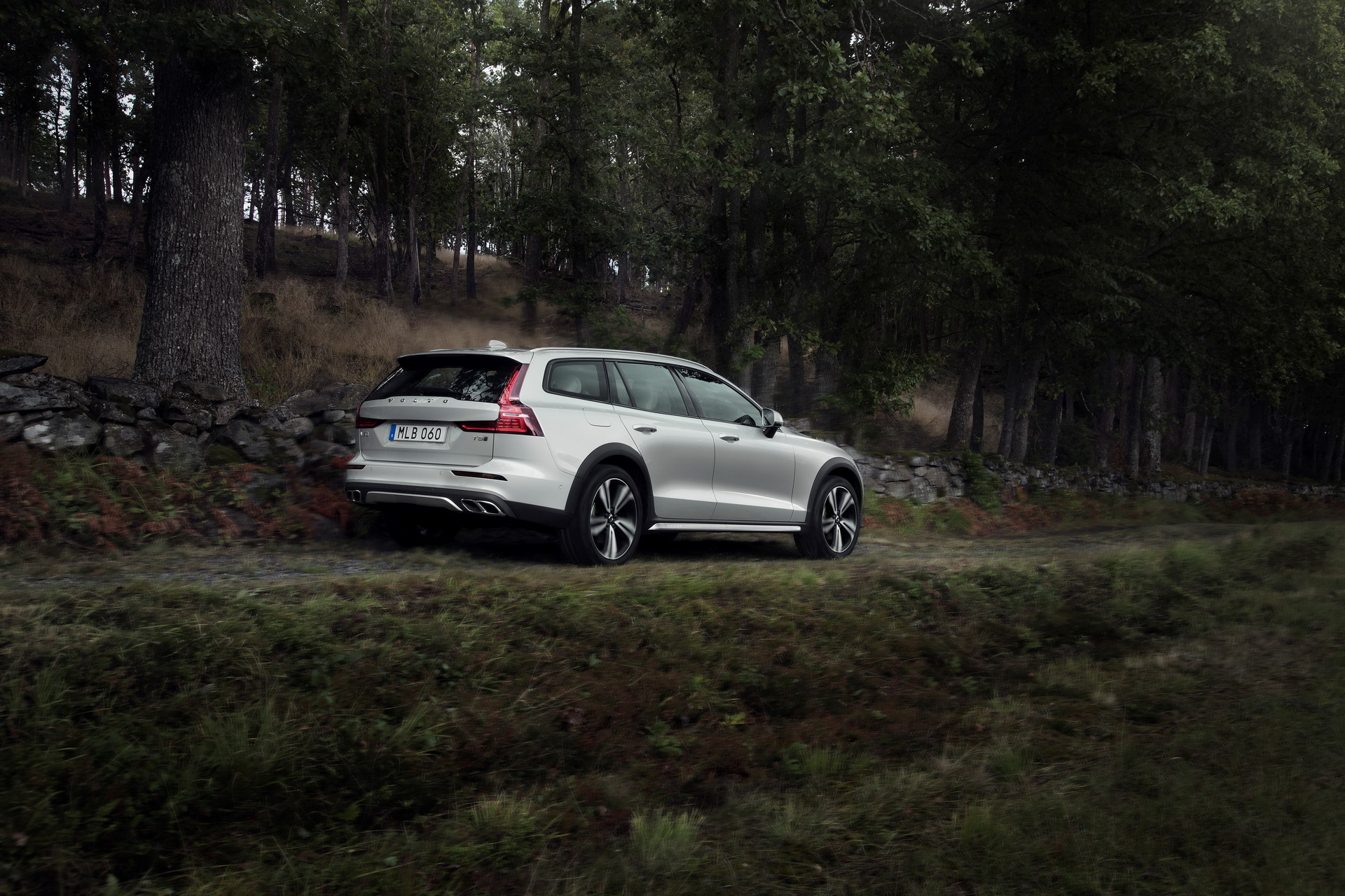 volvo-v60-cross-country-all-new-unveiled-8 Volvo’s All-New V60 Cross Country Ready To Be All Things To All People