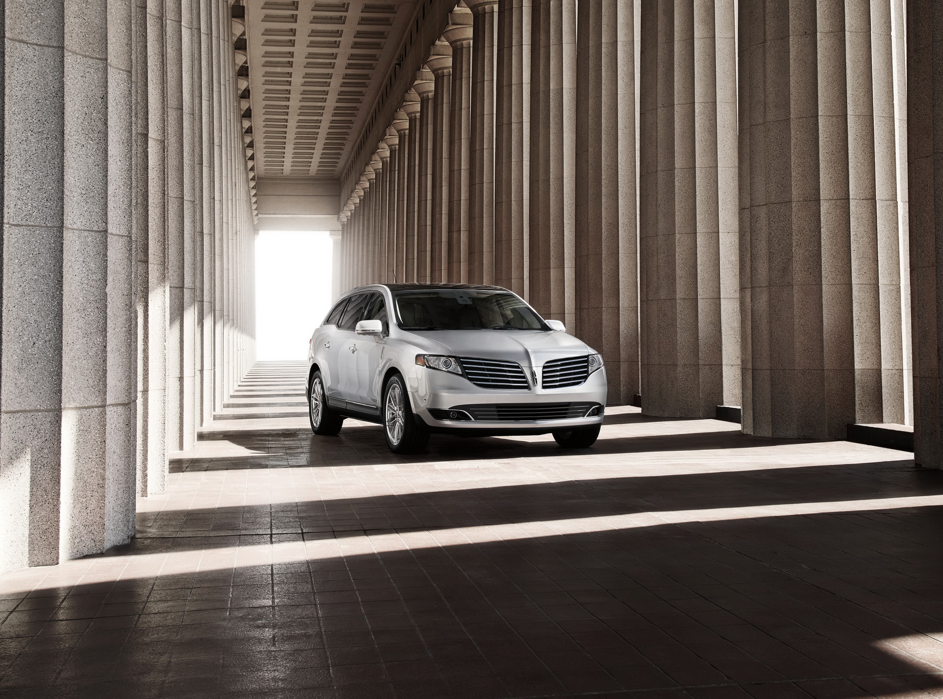 Lincoln-MKT-03 Lincoln Will Keep The MKT In Production Despite The Aviator’s Arrival