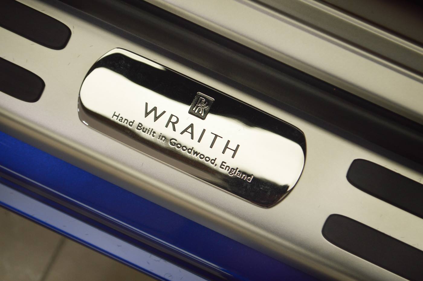 rolls-wraith-blue-red-abu-dhabi-6 Rolls-Royce Wraith Makes A Bold Statement With Bespoke Paint Scheme