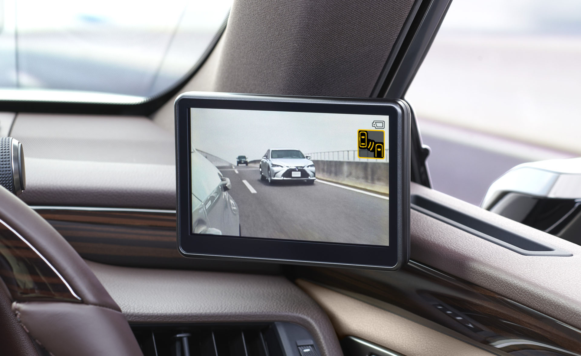 Lexus-ES-DigitalOuterMirrors-05 Lexus Beats Audi And Becomes First To Put Digital Side-View Cameras Into Production