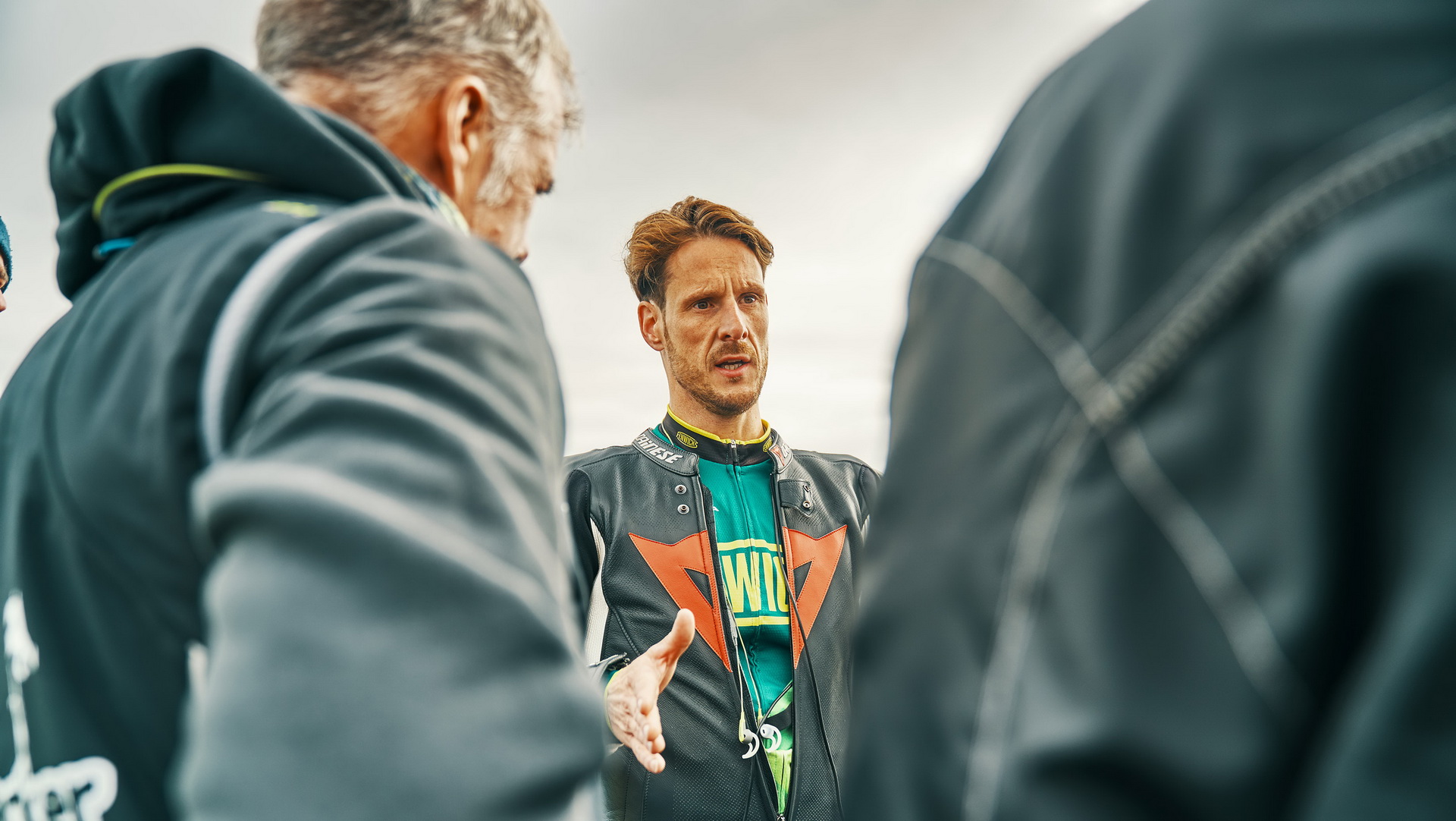 porsche-cayenne-bicycle-speed-record-2 Porsche Cayenne Turbo Helps Man On Bicycle Hit 149 MPH