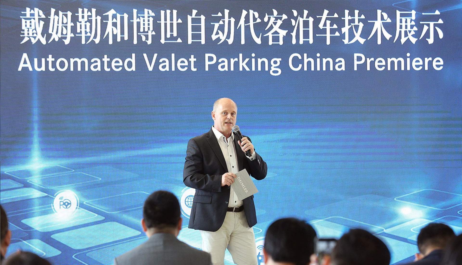 Daimler und Bosch präsentieren erstmalig fahrerloses Parken in China
Daimler and Bosch jointly premiere Automated Valet Parking in China Daimler And Bosch’s Automated Valet Parking Is Go, See How It Works