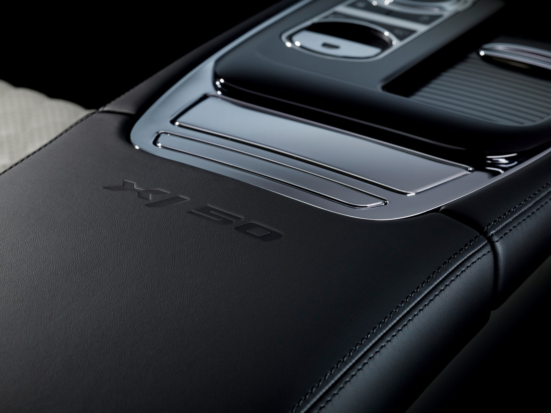 Jag_XJ50_19MY_250418_026_GBL Eight Generations Of Jaguar XJs Will Travel To Paris To Celebrate The Model’s 50th Anniversary