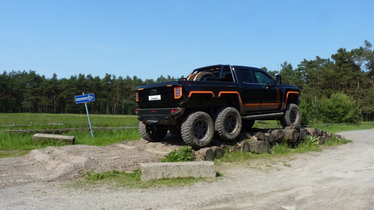 Bureko-6x6-based-on-Chevrolet-Silverado-14 Chevy Silverado Goes To Czech Republic, Returns As The Brutal Bureko 6×6
