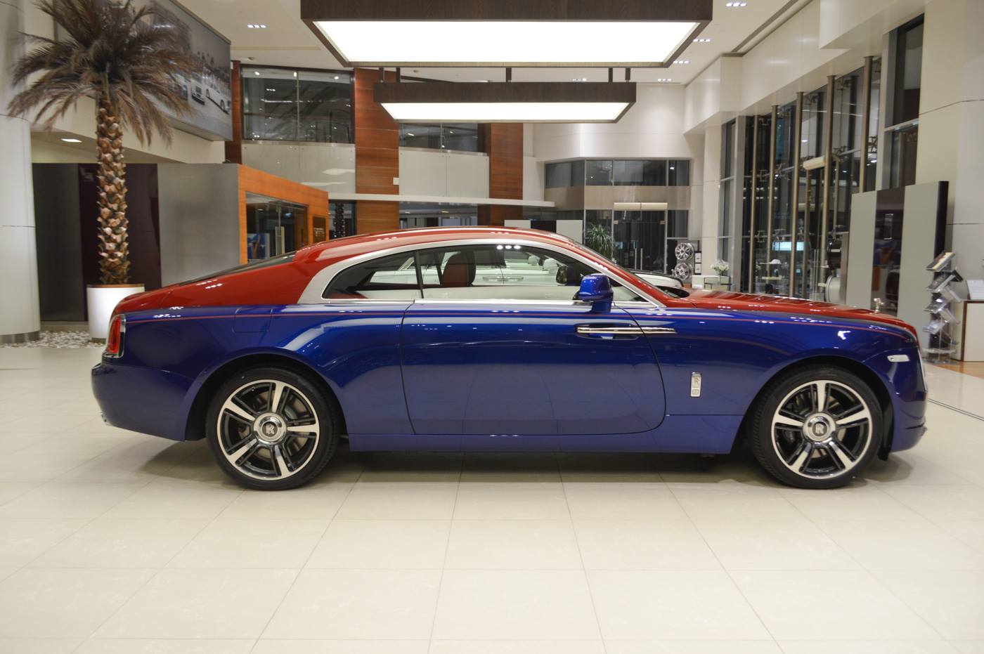 rolls-wraith-blue-red-abu-dhabi-3 Rolls-Royce Wraith Makes A Bold Statement With Bespoke Paint Scheme