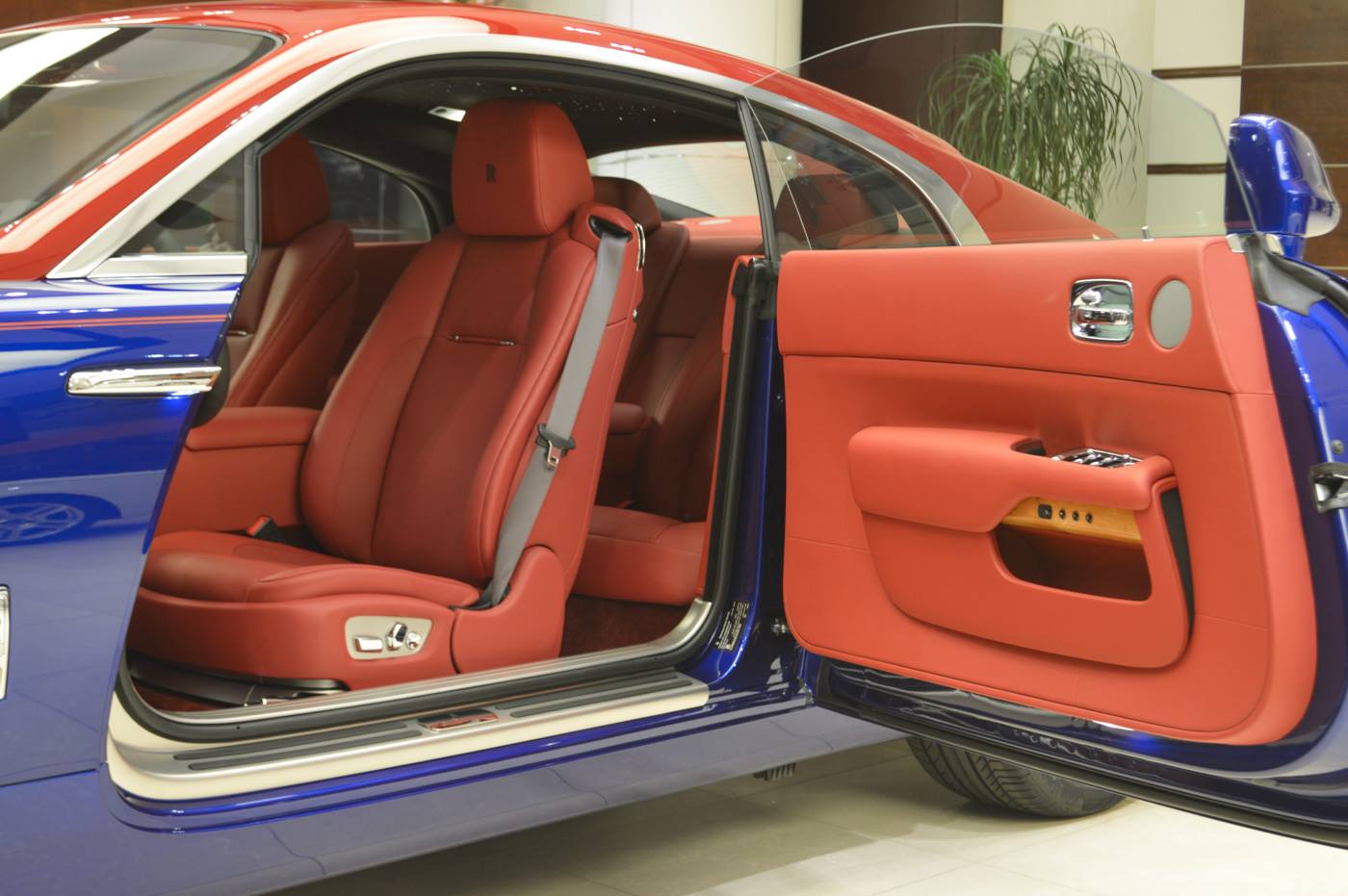 rolls-wraith-blue-red-abu-dhabi-9 Rolls-Royce Wraith Makes A Bold Statement With Bespoke Paint Scheme