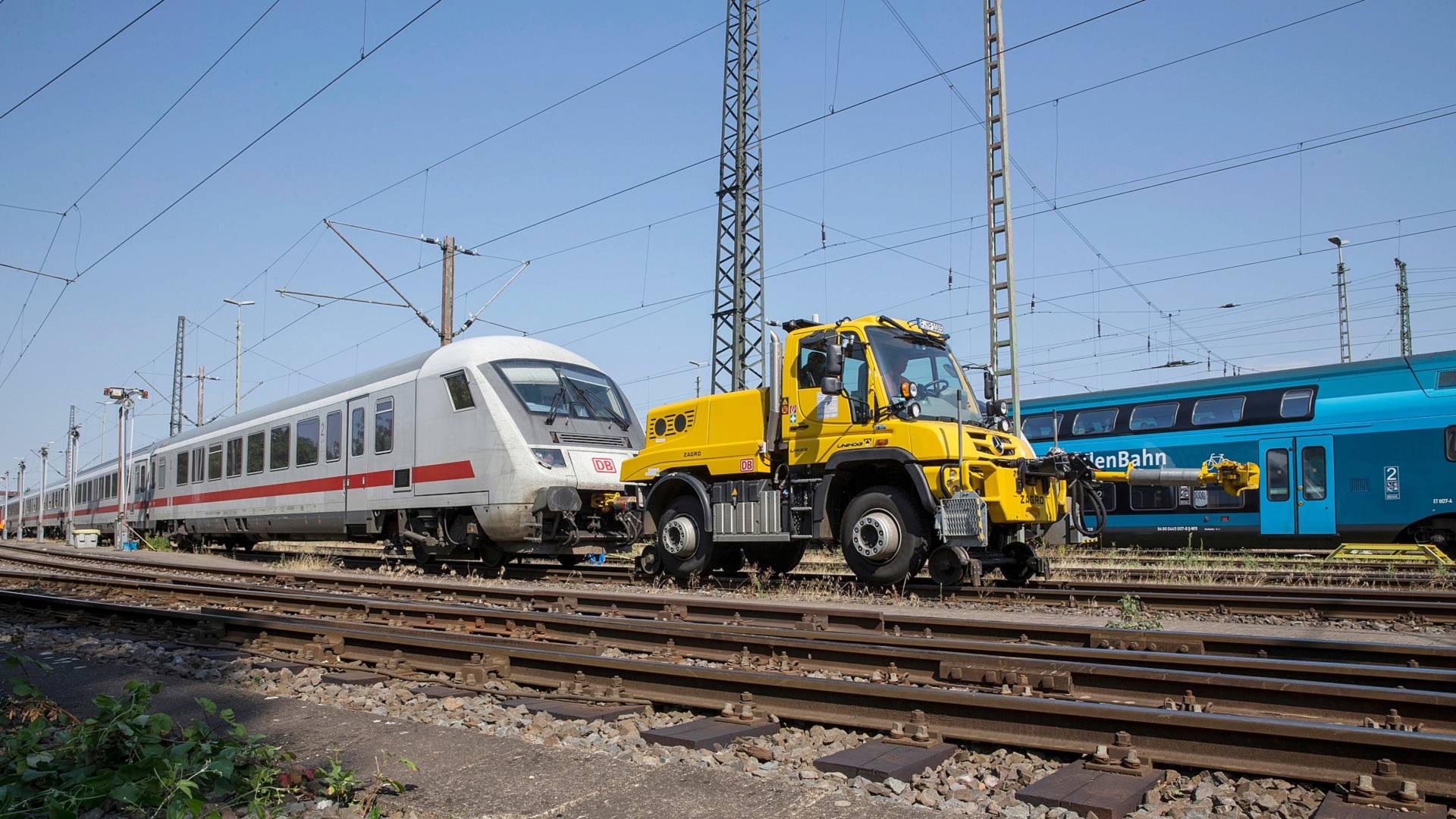 Mercedes-Benz-Unimog-Rail-8 Mercedes-Benz Has Created A Unimog That’s Ideal For Rail Jobs