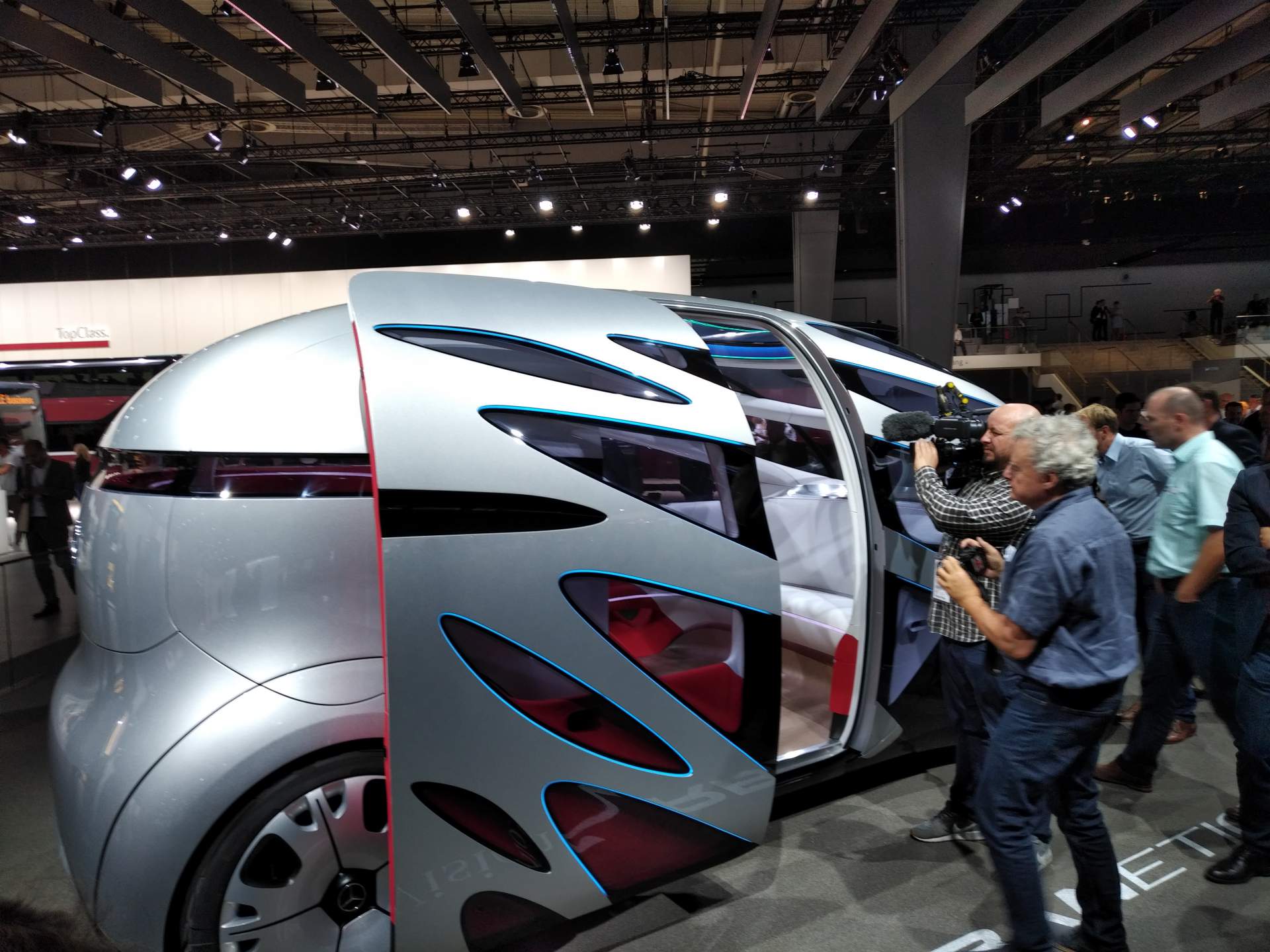 Mercedes-Vision-Urbanetic-at-2018-Hannover-CV-Show-6 Mercedes-Benz Vision Urbanetic Is The Swiss Army Knife Of Autopods (Live Images)