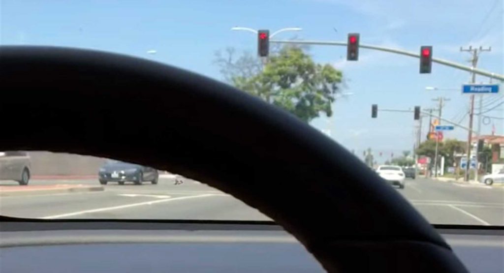  Watch A Tesla On Autopilot Run A Red Light While Its Driver Does Nothing