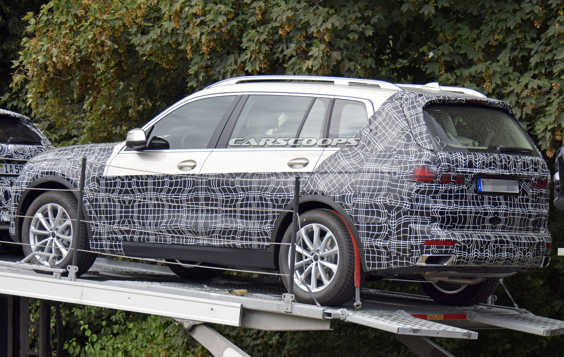 BMW-X7-05 BMW X7 Spied Inside Out: Flagship SUV Shows Luxurious Two-Tone Leather Cabin