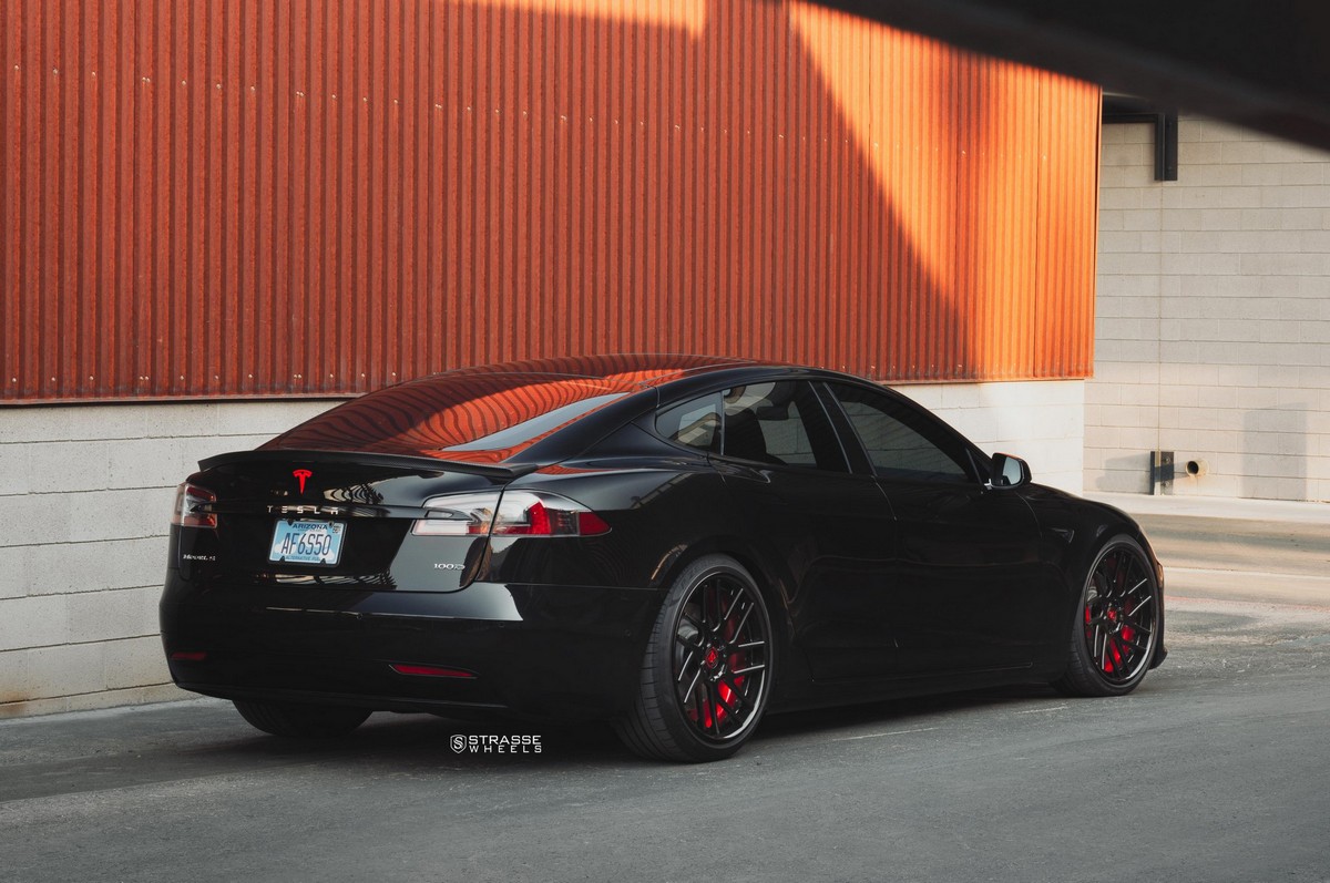 Tesla-Model-S-P100D-on-Strasse-Wheels-3 Tesla Model S P100D Charges Toward The Dark Side On 21-Inch Strasse Wheels