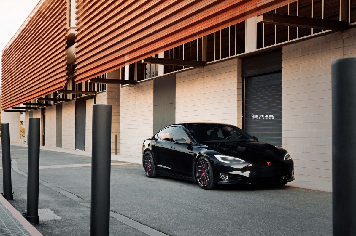Tesla-Model-S-P100D-on-Strasse-Wheels-12 Tesla Model S P100D Charges Toward The Dark Side On 21-Inch Strasse Wheels