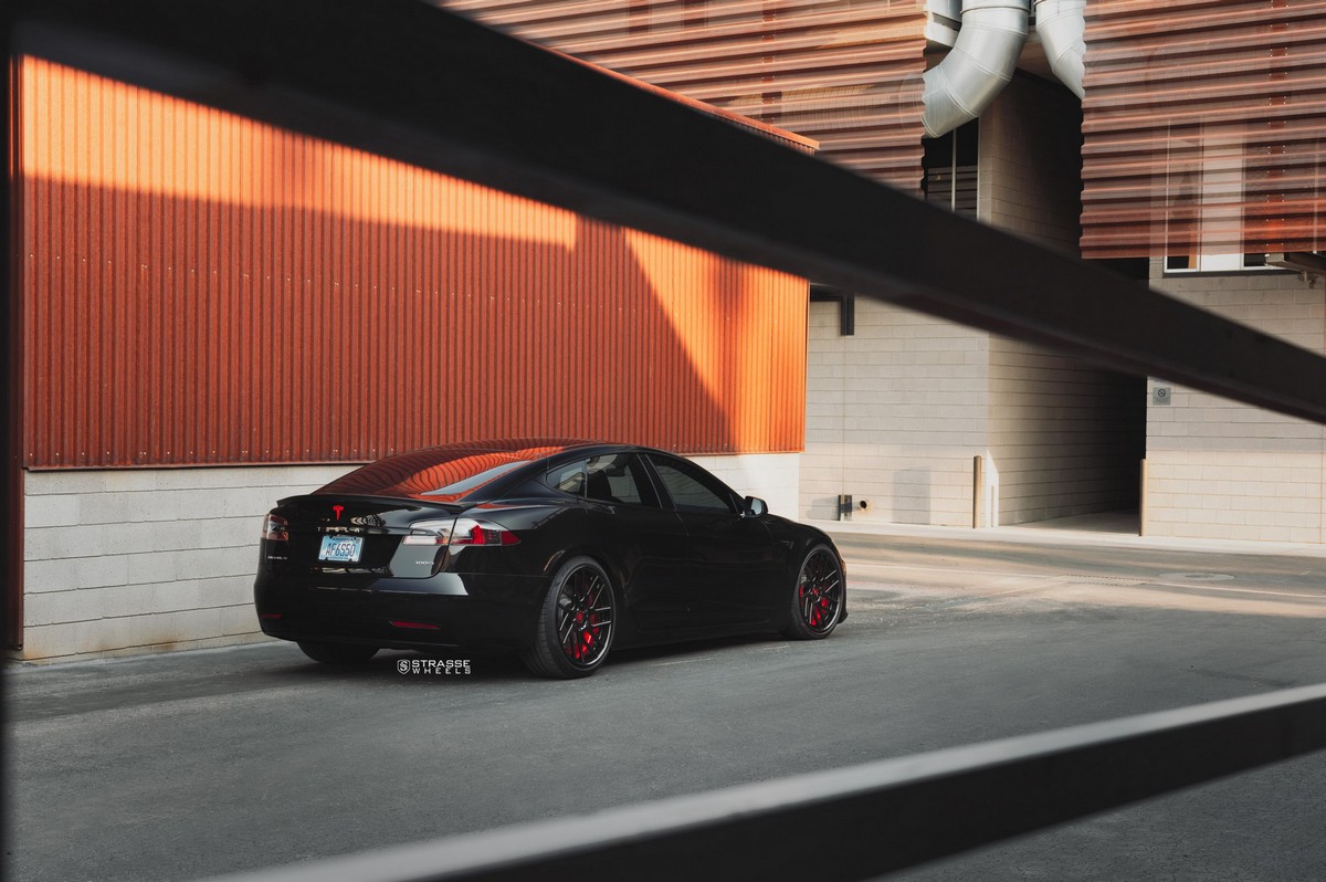 Tesla-Model-S-P100D-on-Strasse-Wheels-4 Tesla Model S P100D Charges Toward The Dark Side On 21-Inch Strasse Wheels