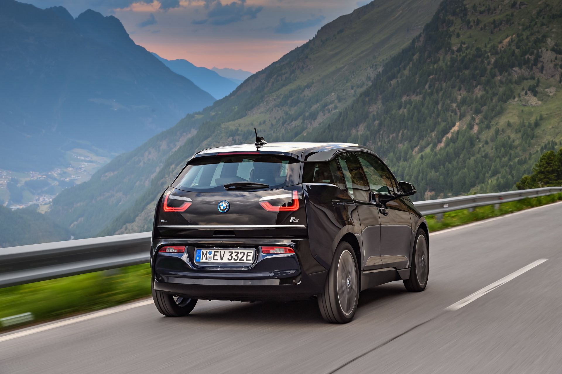 BMW-i3-New-4 2019 BMW i3 May Get A Larger 42 kWh Battery