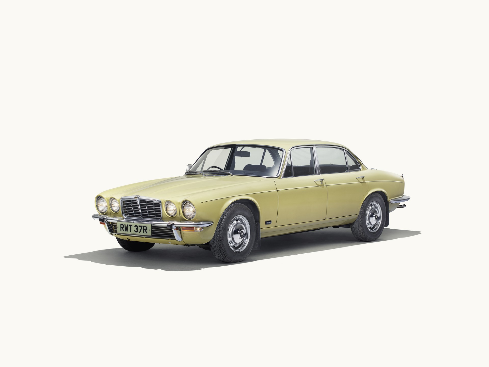 Jag_XJ_Series_2_Front3_4_250418 Eight Generations Of Jaguar XJs Will Travel To Paris To Celebrate The Model’s 50th Anniversary