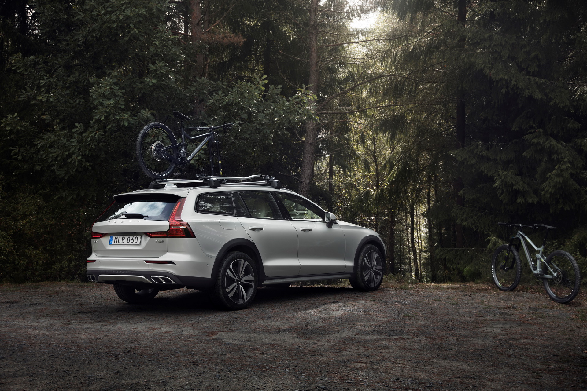 volvo-v60-cross-country-all-new-unveiled-7 Volvo’s All-New V60 Cross Country Ready To Be All Things To All People