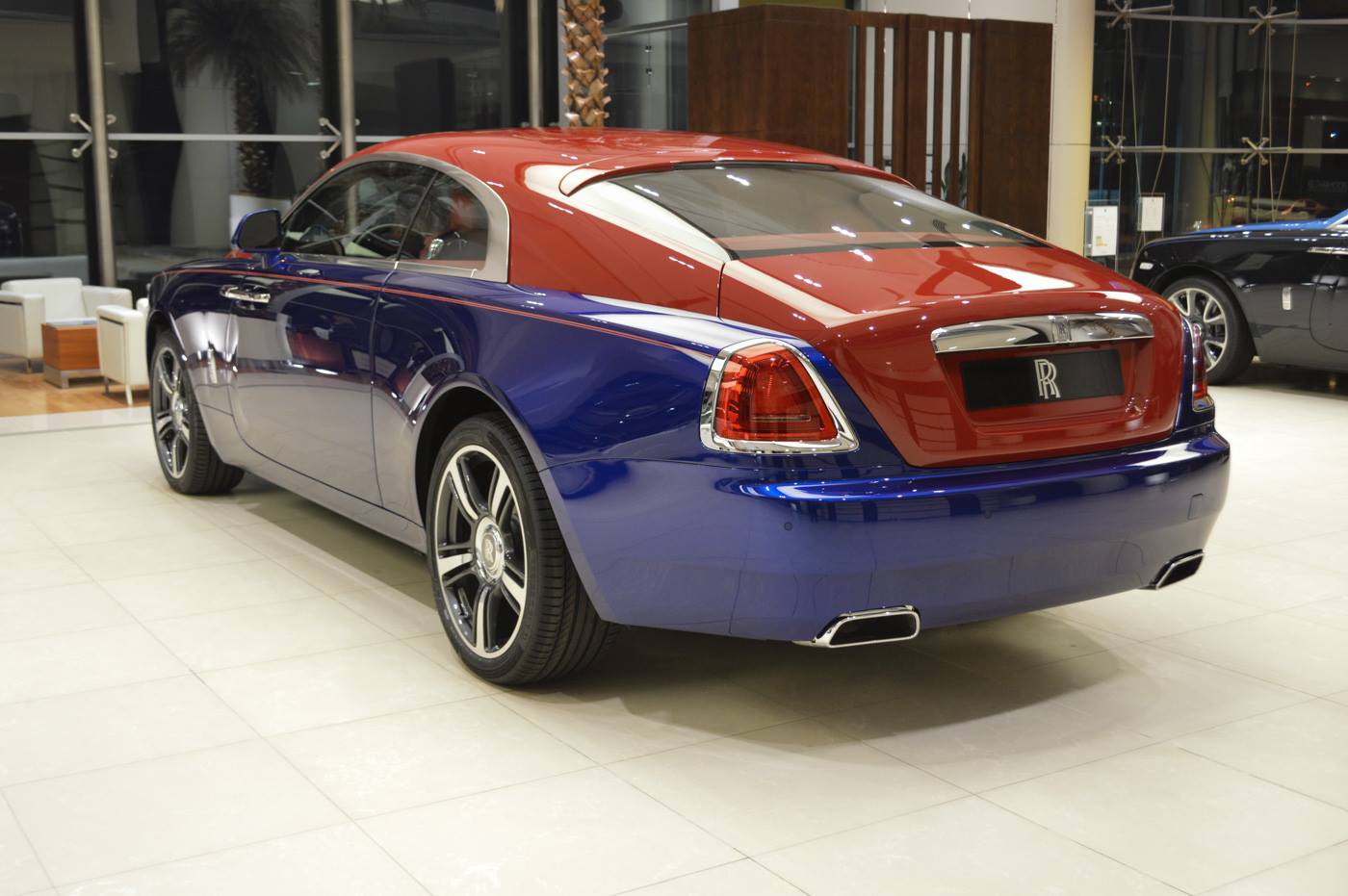rolls-wraith-blue-red-abu-dhabi-5 Rolls-Royce Wraith Makes A Bold Statement With Bespoke Paint Scheme