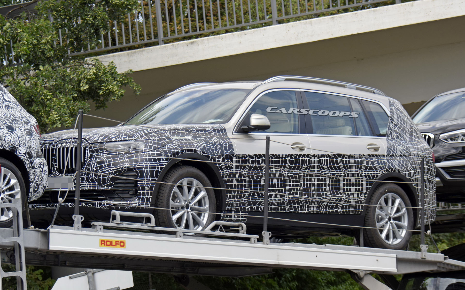 BMW-X7-03 BMW X7 Spied Inside Out: Flagship SUV Shows Luxurious Two-Tone Leather Cabin
