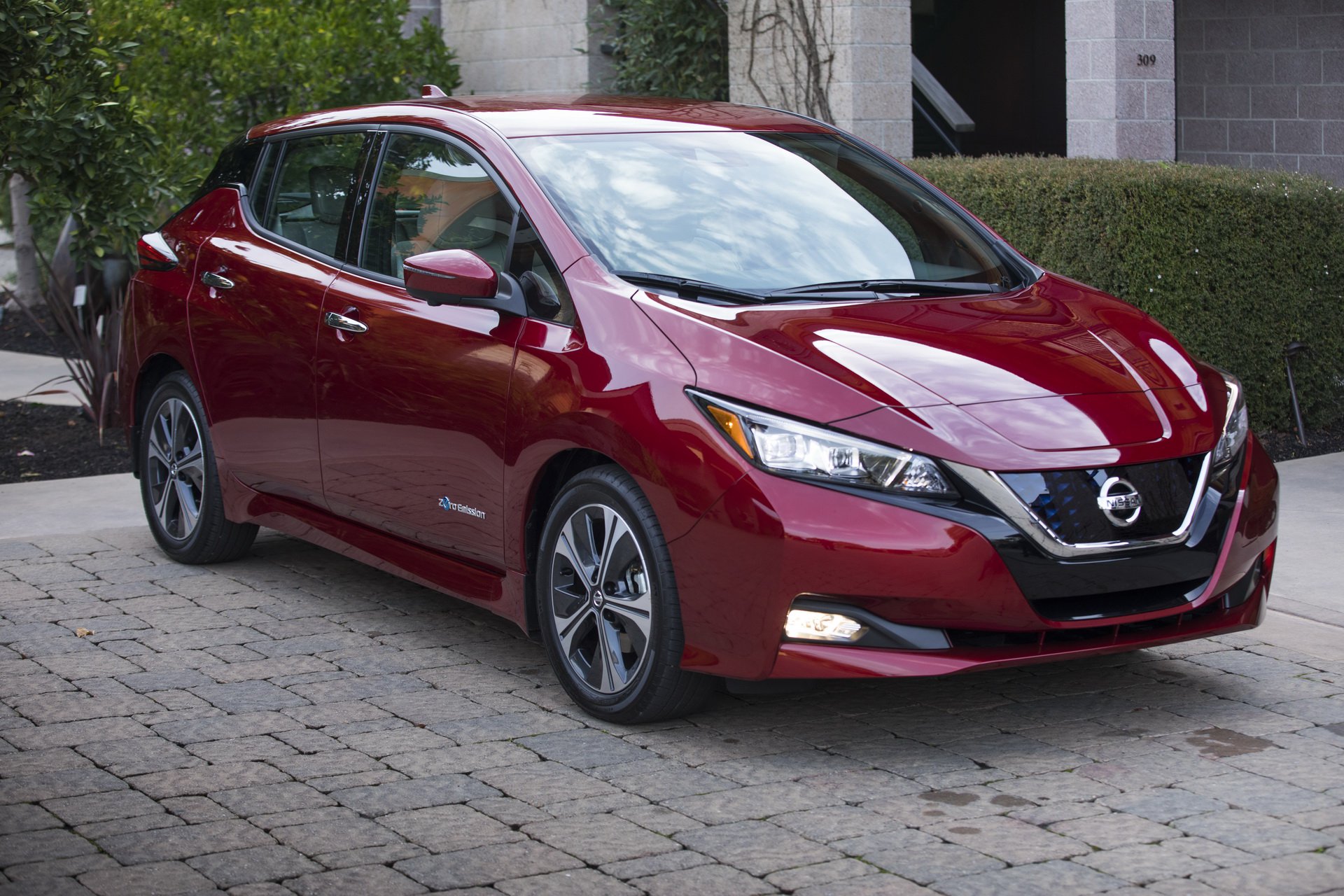 Nissan-Leaf-Long-Range-1 Nissan Confirms Leaf With 200-Mile-Plus Range Is Coming – Eventually